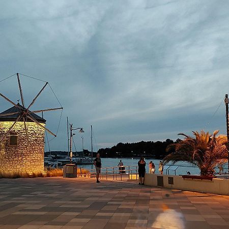 Neu Renovierte Ferienwohnung Mit Klima, Wlan, Terrasse Und Grill Πούλα Εξωτερικό φωτογραφία